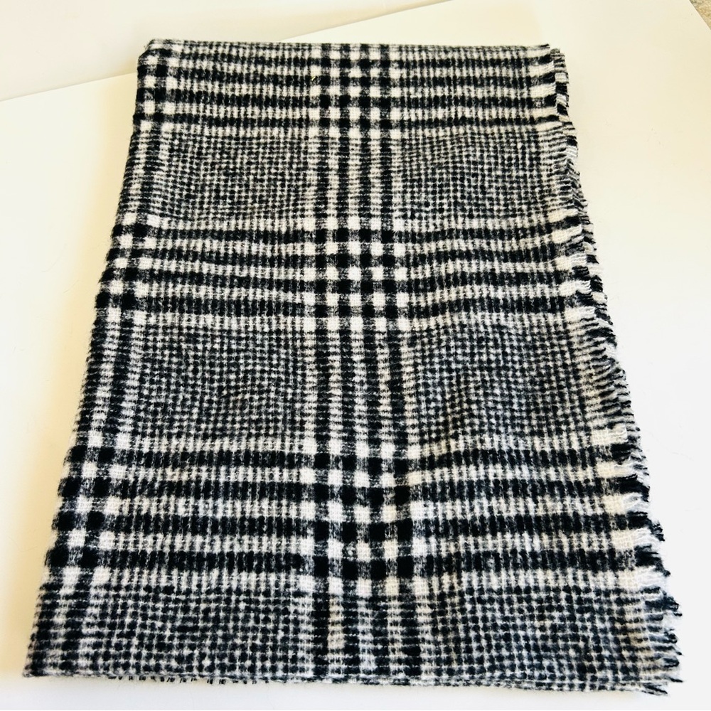 NWT Old Navy Black and White Plaid Scarf/Wrap